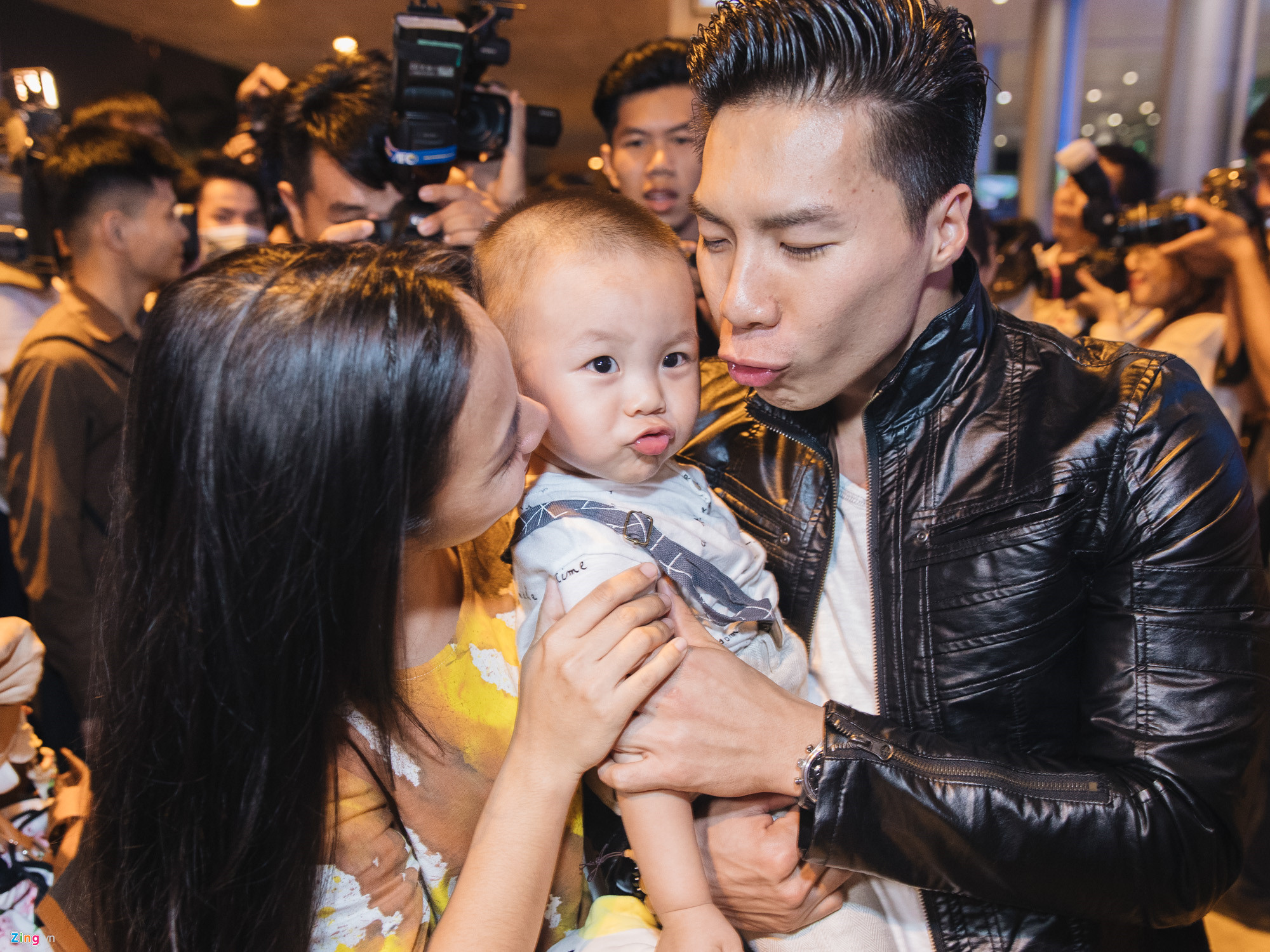 Quốc Cơ, Quốc Nghiệp ôm cha mẹ và òa khóc ở sân bay